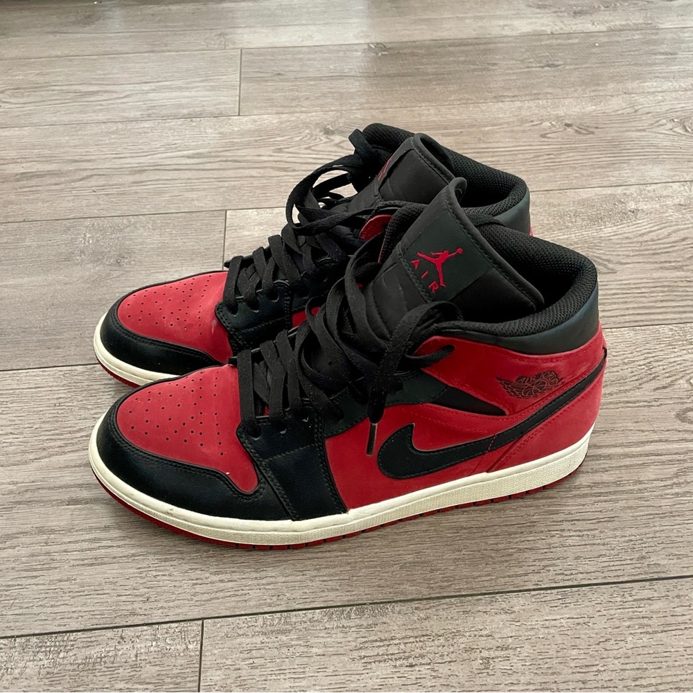 AIR JORDAN 1 MID “BANNED” 2020 BLACK/RED
Size 10.5